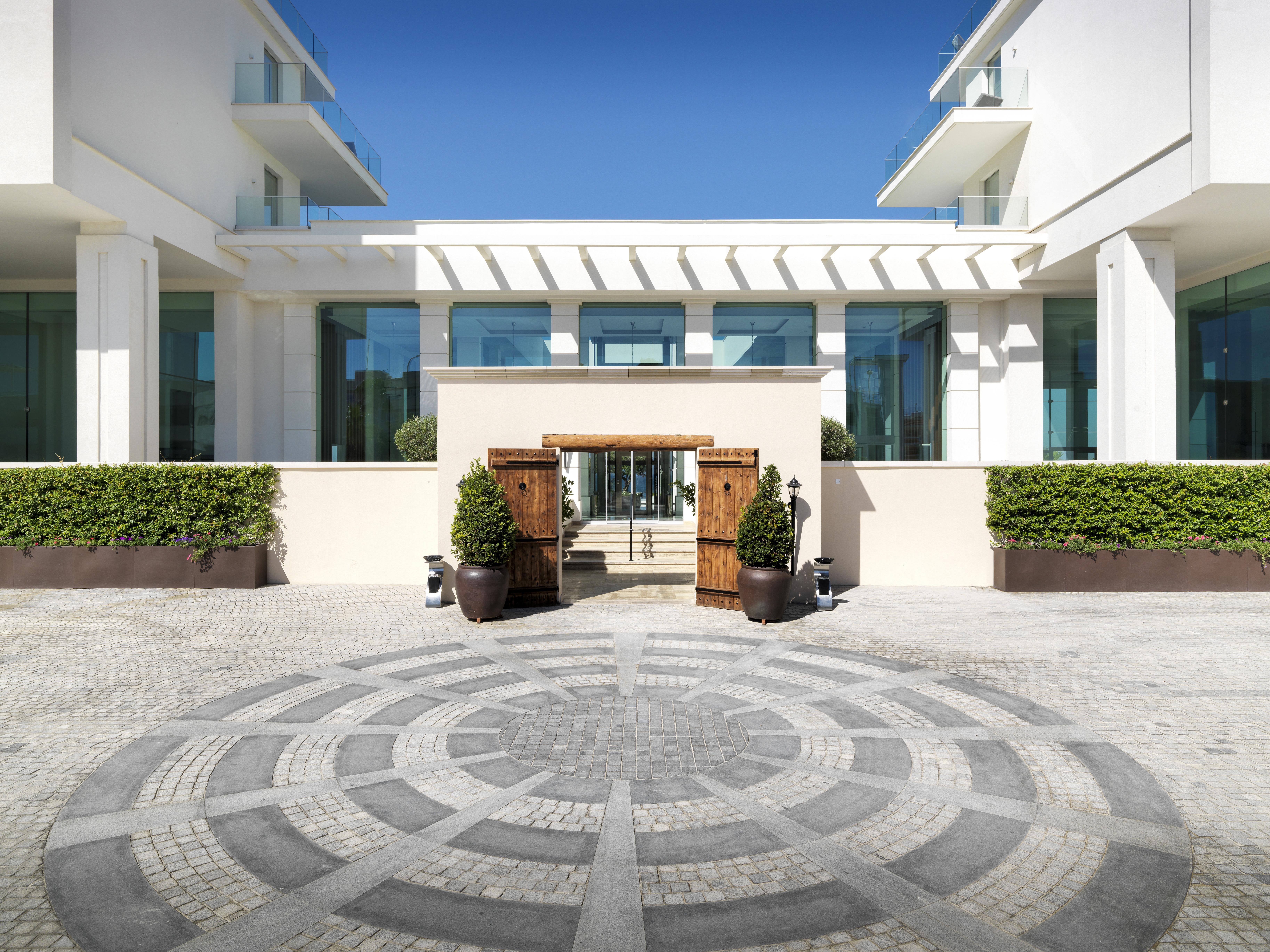 Amavi, Madefortwo Hotels - Paphos (Adults Only) Exterior foto Entrance to the hotel